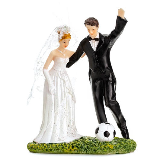 Taarttopper bruidspaar voetballend