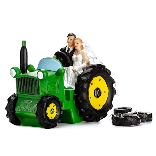 Taarttopper bruidspaar op de tractor